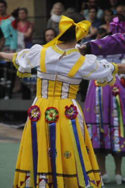 Bir sokak festivalinde Rus halk dansları sergisi