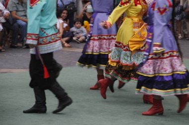 Bir sokak festivalinde Rus halk dansları sergisi