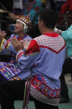Bir sokak festivalinde Rus halk dansları sergisi