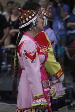 Bir sokak festivalinde Rus halk dansları sergisi
