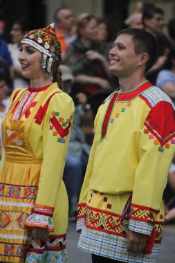 Bir sokak festivalinde Rus halk dansları sergisi