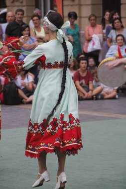 Bir sokak festivalinde Rus halk dansları sergisi