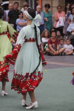 Bir sokak festivalinde Rus halk dansları sergisi