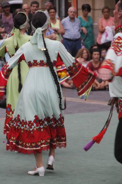 Bir sokak festivalinde Rus halk dansları sergisi