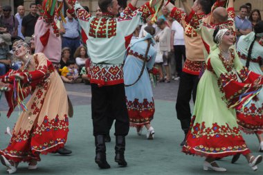Bir sokak festivalinde Rus halk dansları sergisi