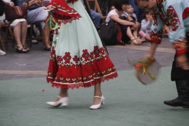 Bir sokak festivalinde Rus halk dansları sergisi