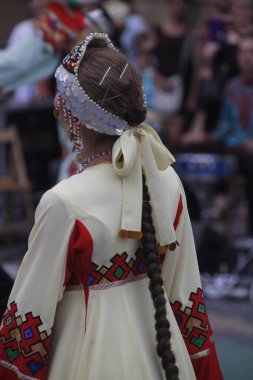 Bir sokak festivalinde Rus halk dansları sergisi