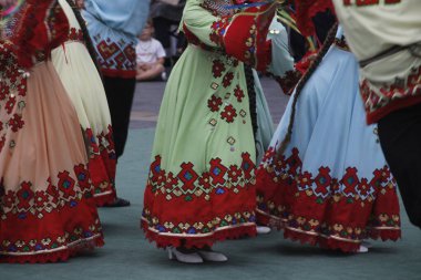 Bir sokak festivalinde Rus halk dansları sergisi