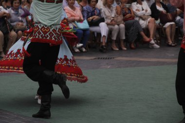 Bir sokak festivalinde Rus halk dansları sergisi