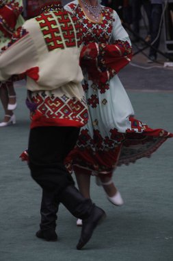 Bir sokak festivalinde Rus halk dansları sergisi