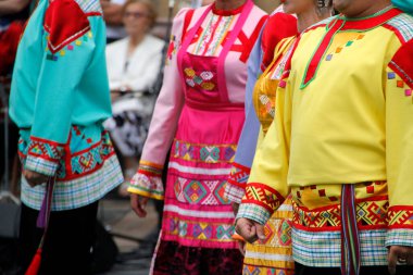 Bir sokak festivalinde Rus halk dansları sergisi
