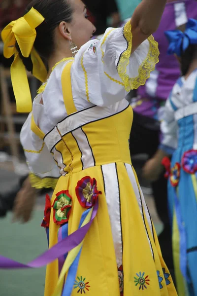 街头音乐节中的俄罗斯民间舞蹈展览 — 图库照片