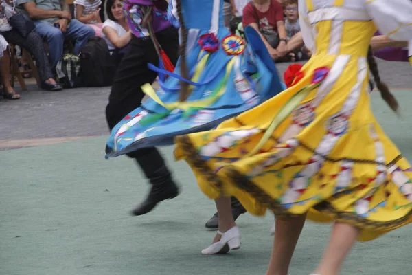 街头音乐节中的俄罗斯民间舞蹈展览 — 图库照片