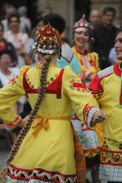 ストリートフェスティバルでのロシアの民俗舞踊展 — ストック写真