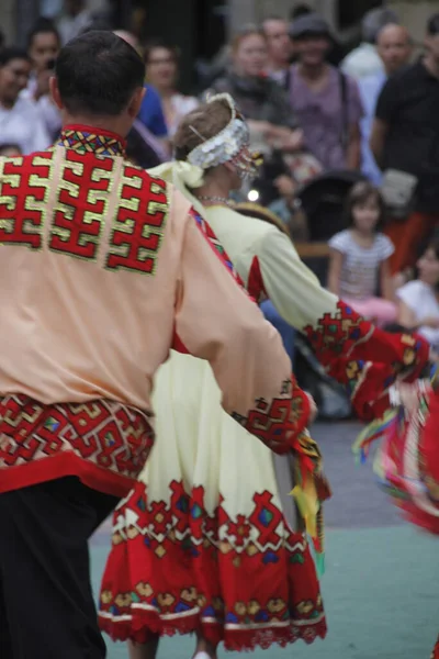 ストリートフェスティバルでのロシアの民俗舞踊展 — ストック写真