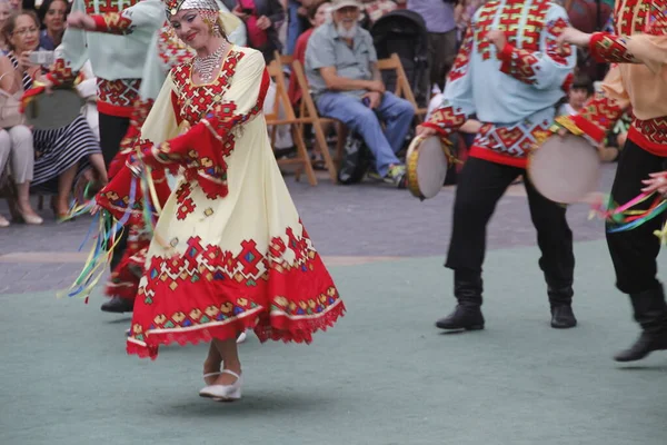 ストリートフェスティバルでのロシアの民俗舞踊展 — ストック写真