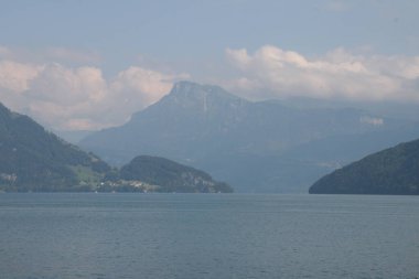 İsviçre gölündeki Alp manzarası