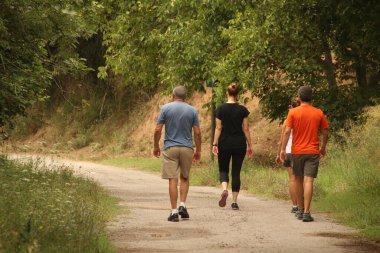 Kırsalda yürüyüş yapmak.