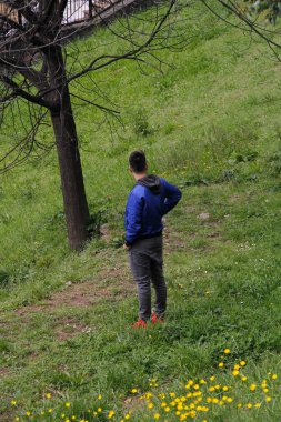 Kırsalda yürüyüş yapmak.