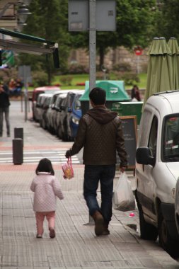 Sokakta yürüyen insanlar