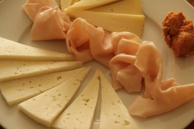 Bir tabakta farklı peynir çeşitleri