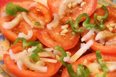 Tabakta taze salata.