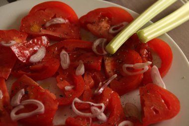 Tabakta taze salata.