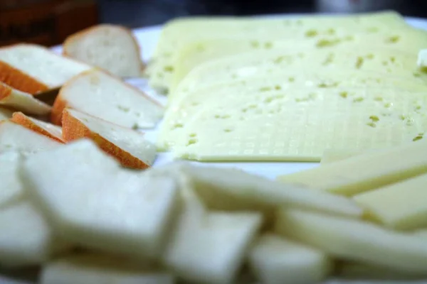 Bir Tabakta Farklı Peynir Çeşitleri — Stok fotoğraf