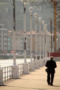 Yaşlanan insanlar sokakta uyanıyorlar.