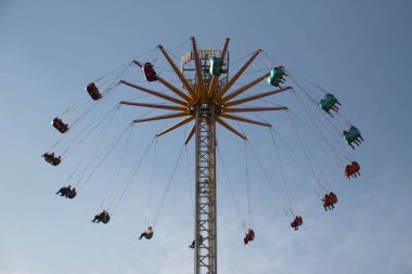 Lunaparktaki dönme dolap.