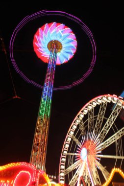 Lunaparktaki dönme dolap.