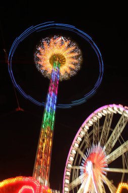 Lunaparktaki dönme dolap.