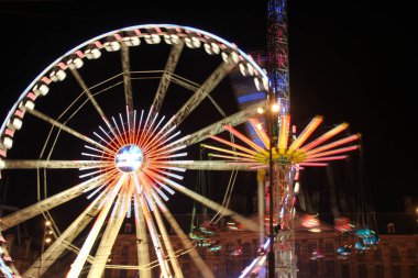 Lunaparktaki dönme dolap.