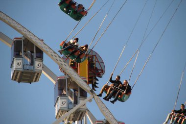 Lunaparktaki dönme dolap.