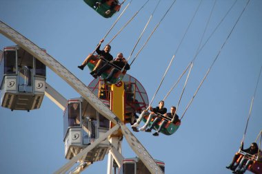 Lunaparktaki dönme dolap.