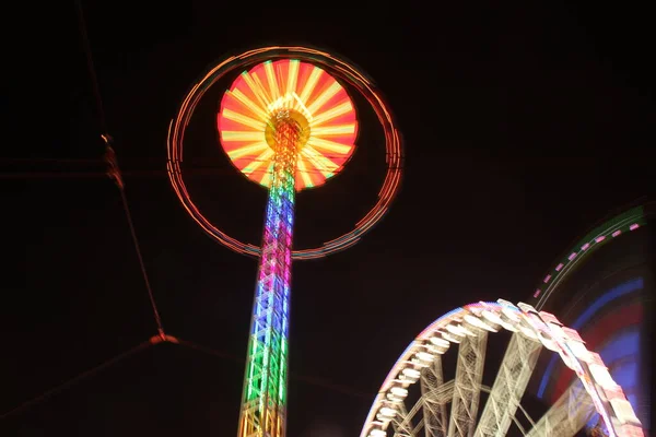 Óriáskerék Egy Vidámparkban — Stock Fotó