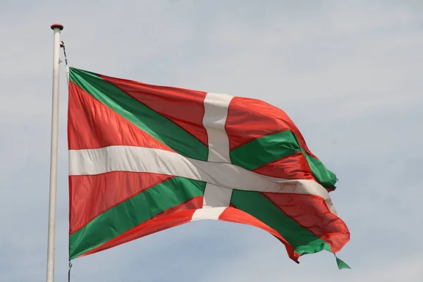 Drapeau National Basque Agitant Dans Les Airs — Photo