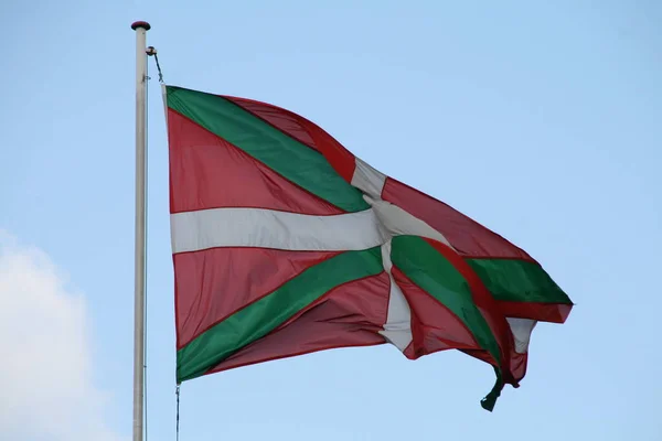 Βασκική Εθνική Σημαία Που Κυματίζει Στον Αέρα — Φωτογραφία Αρχείου