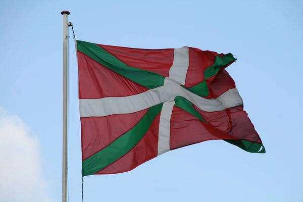 Baskische Nationalflagge Weht Der Luft — Stockfoto