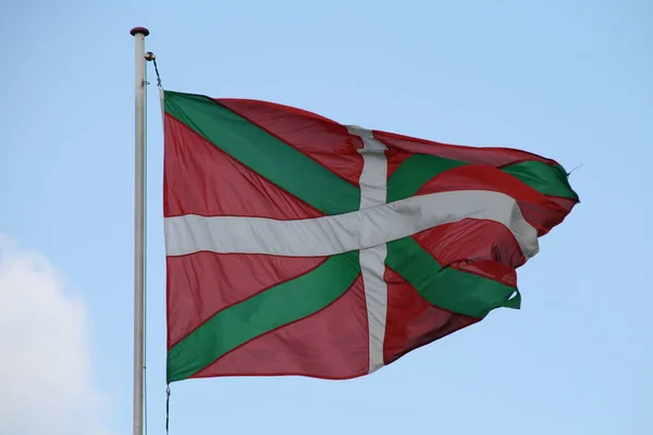 Βασκική Εθνική Σημαία Που Κυματίζει Στον Αέρα — Φωτογραφία Αρχείου
