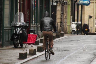 Kentsel bir ortamda bisiklet sürmek