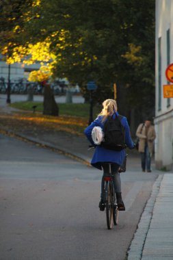Kentsel bir ortamda bisiklet sürmek