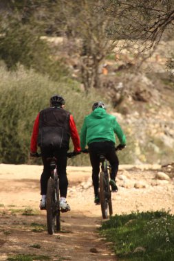 Kentsel bir ortamda bisiklet sürmek