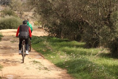 Kentsel bir ortamda bisiklet sürmek