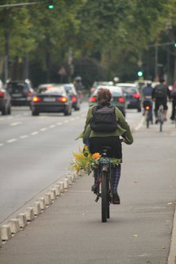 Kentsel bir ortamda bisiklet sürmek