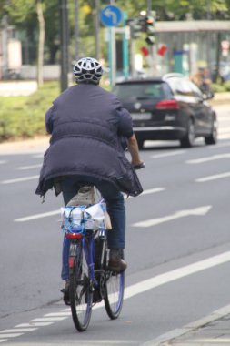 Kentsel bir ortamda bisiklet sürmek