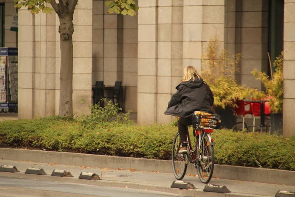 都市環境でのサイクリング — ストック写真