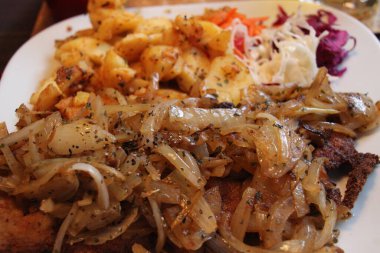 Tabakta taze makarna.