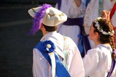 Halk festivalinde geleneksel bas dansı