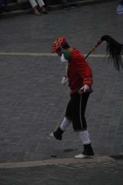 Halk festivalinde geleneksel bas dansı